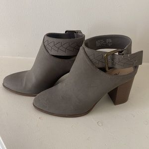 American eagle grey cut out heels